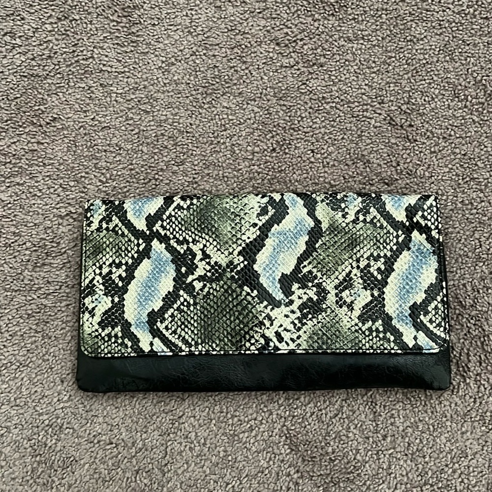 ⬇️PRICE DROP⬇️Women clutch faux snake blue/black clutch